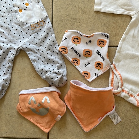 5 piece Halloween Thanksgiving one piece 3 Halloween pumpkin bibs and a onesie - Picture 10 of 14